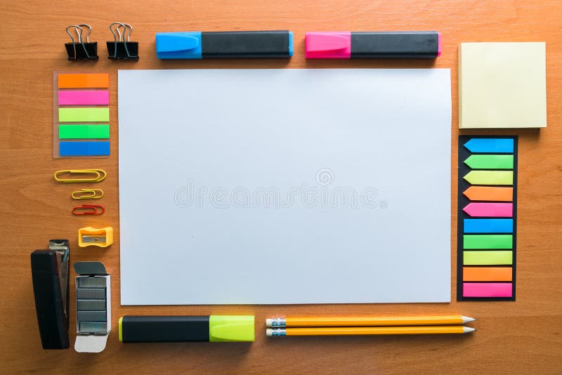 Voir les mes autres travaux dans le portfolio L'espace créatif Outils artistiques de travail sur la table en bois légère : Crayon photographie stock libre de droits Voir les mes autres travaux dans le portfolio L'espace créatif Outils artistiques de travail sur la table en bois légère : Crayon photographie stock libre de droits