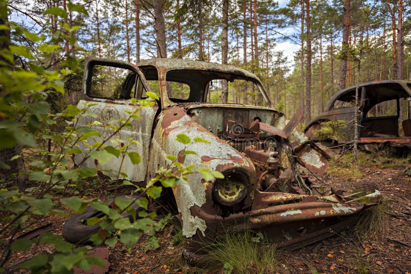 Vieux tracteur rouillé abandonné couvert de mauvaises herbes et les orties  dans farm field Photo Stock - Alamy