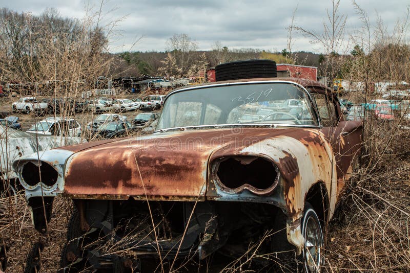 Voiture abandonnée rouillée d'entrepôt de ferraille vieille dans le cimetière de voiture image libre de droits Voiture abandonnée rouillée d'entrepôt de ferraille vieille dans le cimetière de voiture image libre de droits