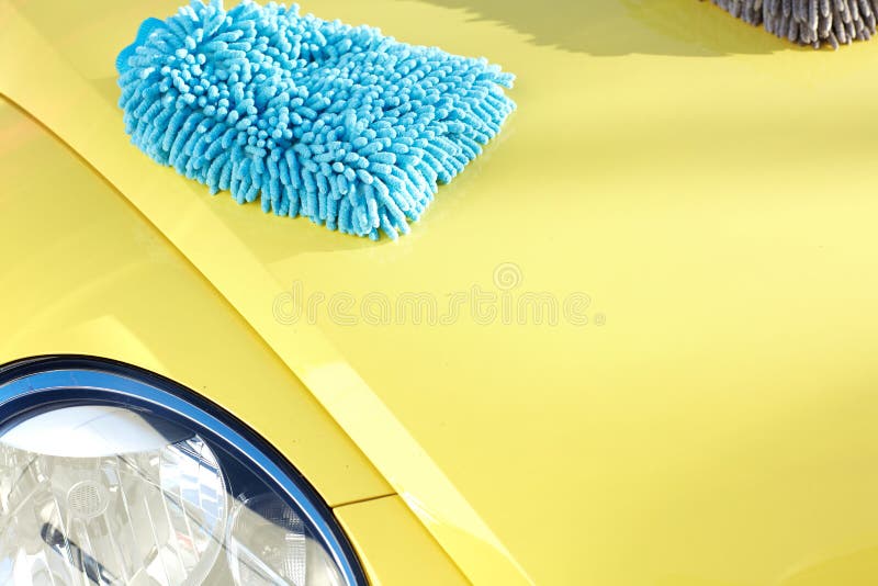 Voiture avec de la cire et le tissu de poli image stock Voiture avec de la cire et le tissu de poli image stock