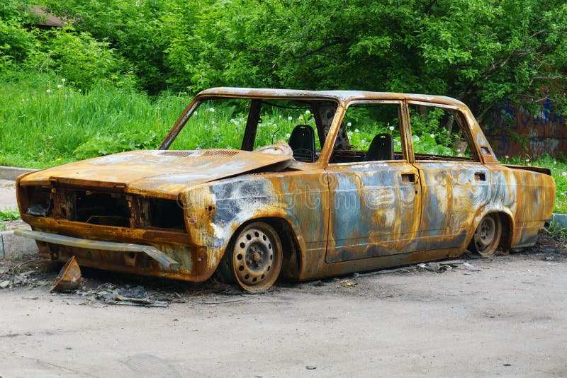Voiture brûlée sur la rue de ville Chronicle de crime photographie stock Voiture brûlée sur la rue de ville Chronicle de crime photographie stock