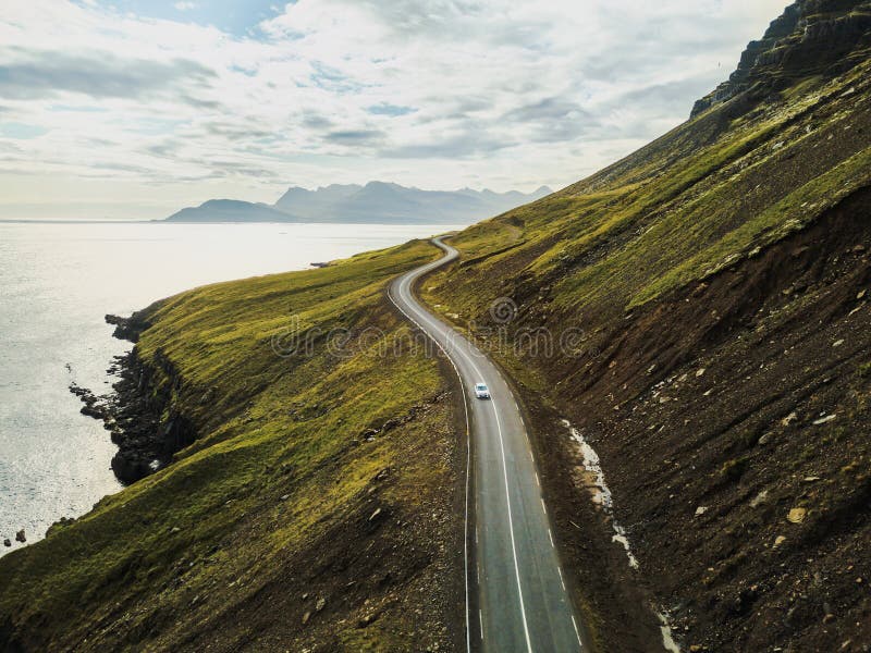 Voiture conduite sur belle route voyage fond aérien paysage photos stock