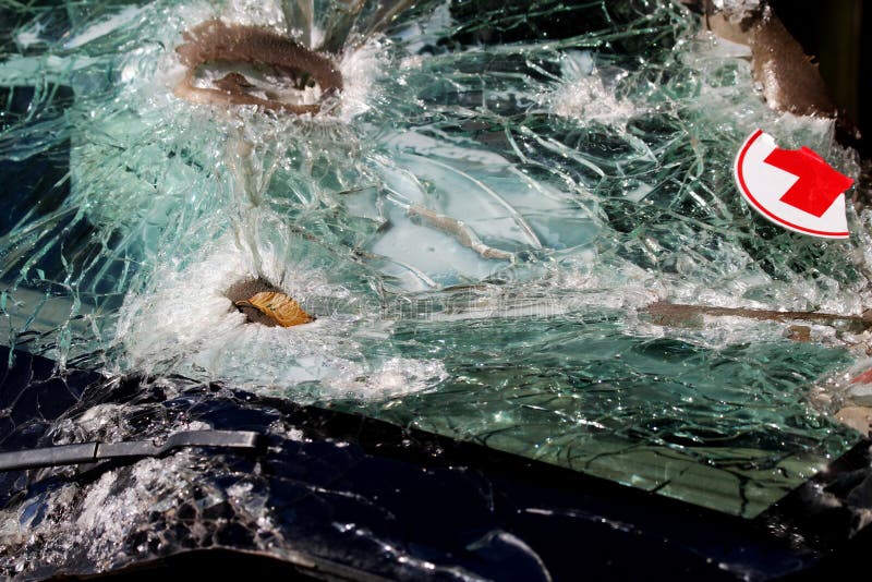 Voiture d'infirmiers Verre cassé dans une voiture du ` s de médecin qui transporte le blessé La texture du verre cassé photographie stock libre de droits Voiture d'infirmiers Verre cassé dans une voiture du ` s de médecin qui transporte le blessé La texture du verre cassé photographie stock libre de droits