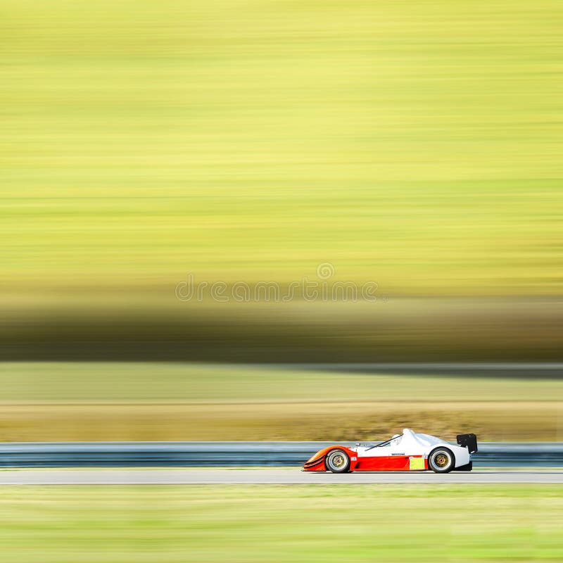 Voiture de course de Formule 1 sur la voie de vitesse - esprit de fond de tache floue de mouvement images libres de droits Voiture de course de Formule 1 sur la voie de vitesse - esprit de fond de tache floue de mouvement images libres de droits