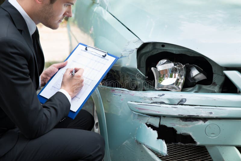Voiture de examen d'agent d'assurance après accident image libre de droits Voiture de examen d'agent d'assurance après accident image libre de droits