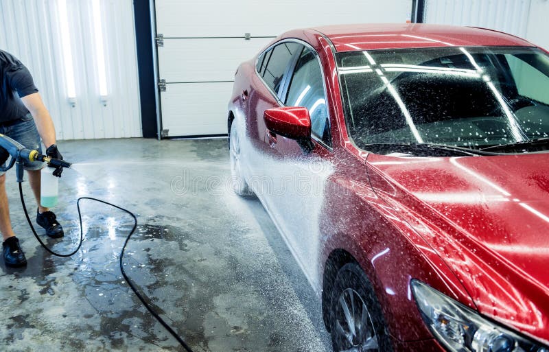 Lavage De Voiture Rouge Avec Mousse Active Au Service De Lavage De