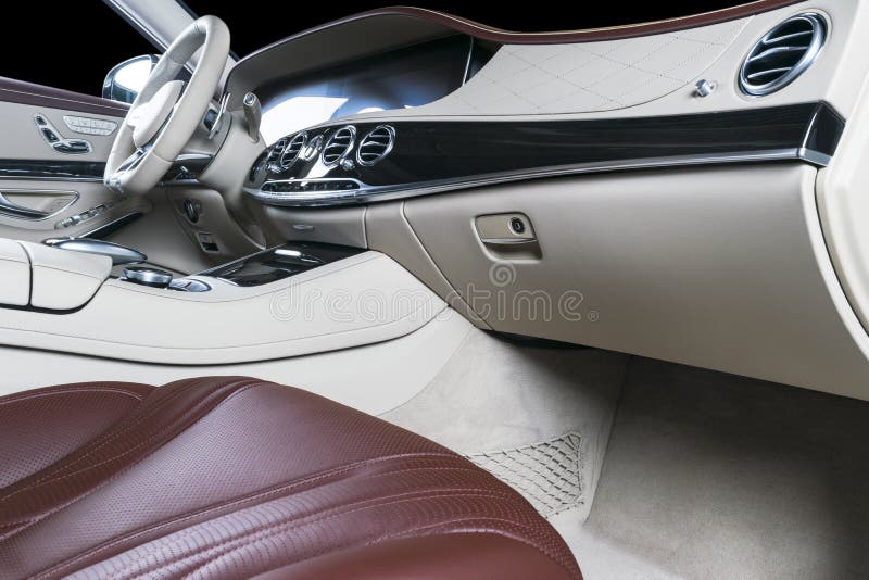 Voiture de luxe moderne à l'intérieur Intérieur de voiture moderne de prestige Sièges en cuir confortables Habitacle en cuir perf images stock Voiture de luxe moderne à l'intérieur Intérieur de voiture moderne de prestige Sièges en cuir confortables Habitacle en cuir perf images stock