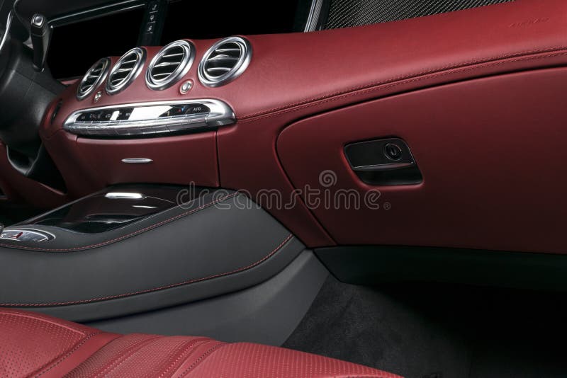 Voiture de luxe moderne à l'intérieur Intérieur de voiture moderne de prestige Sièges en cuir confortables Habitacle en cuir perf photo stock Voiture de luxe moderne à l'intérieur Intérieur de voiture moderne de prestige Sièges en cuir confortables Habitacle en cuir perf photo stock