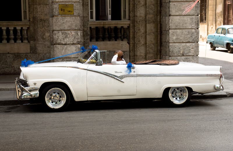 Voiture de mariage et conducteur, La Havane, Cuba photos libres de droits Voiture de mariage et conducteur, La Havane, Cuba photos libres de droits