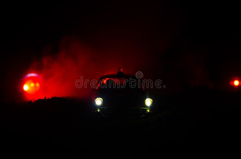 Voiture de police chassant une voiture la nuit avec le fond de brouillard Voiture de 911 de secours polices de réponse expédiant images libres de droits Voiture de police chassant une voiture la nuit avec le fond de brouillard Voiture de 911 de secours polices de réponse expédiant images libres de droits
