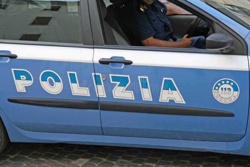 Voiture de police italienne avec Polizia écrit photographie stock libre de droits Voiture de police italienne avec Polizia écrit photographie stock libre de droits