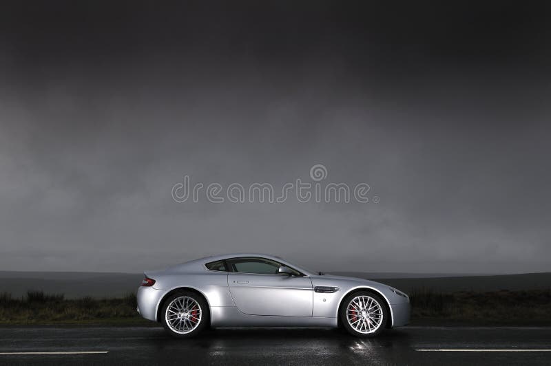 Voiture de sport sous le ciel orageux photographie stock Voiture de sport sous le ciel orageux photographie stock