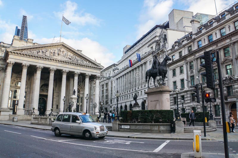 Voiture de taxi de vintage au réverbère à la statue équestre du duc de Wellington et d'échange royal à Londres photos libres de droits Voiture de taxi de vintage au réverbère à la statue équestre du duc de Wellington et d'échange royal à Londres photos libres de droits