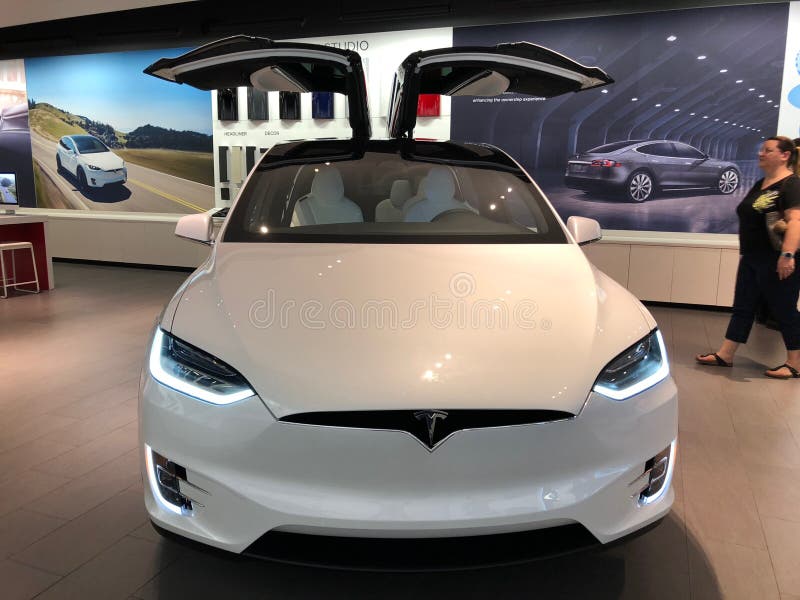 Voiture de Tesla dans une salle d'exposition images libres de droits Voiture de Tesla dans une salle d'exposition images libres de droits