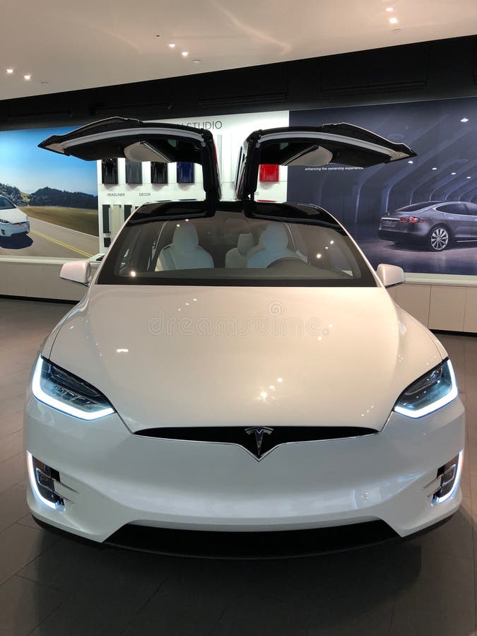 Voiture de Tesla dans une salle d'exposition images libres de droits Voiture de Tesla dans une salle d'exposition images libres de droits