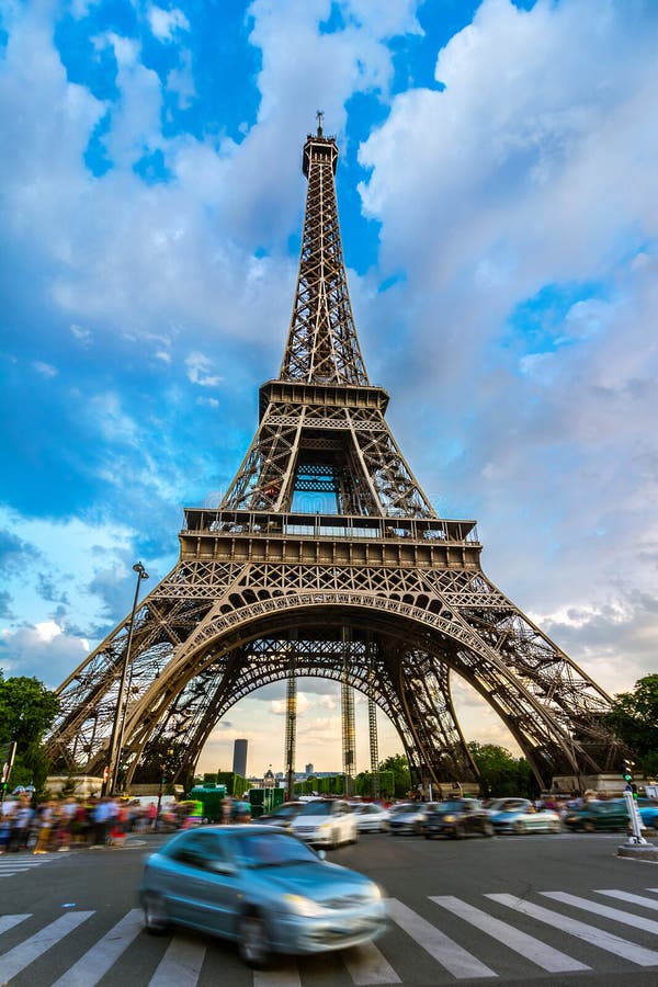 spot photo tour eiffel voiture