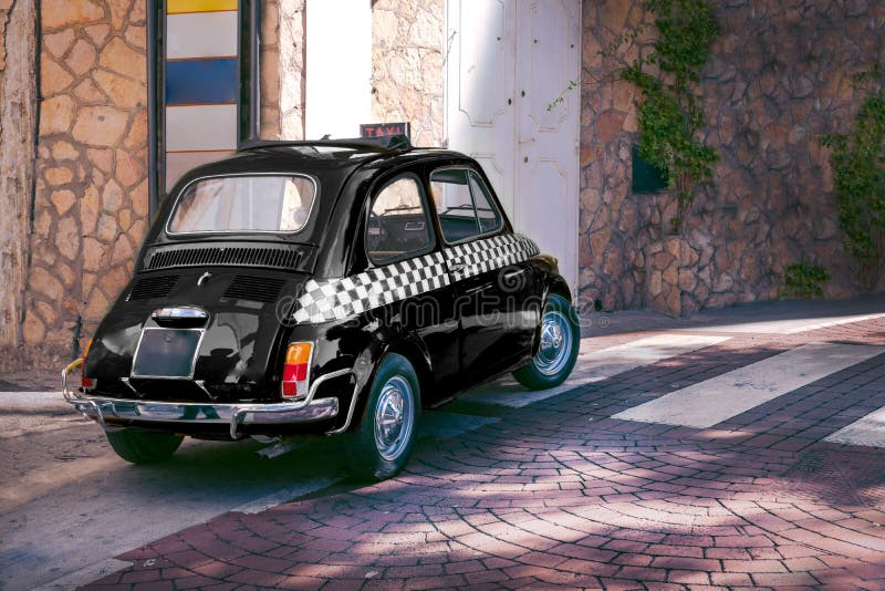 Voiture drôle de petit rétro taxi italien classique noir, voyage, visite et tourisme, Italie photo libre de droits Voiture drôle de petit rétro taxi italien classique noir, voyage, visite et tourisme, Italie photo libre de droits