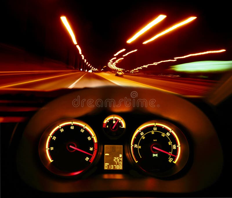 Voiture expédiante la nuit photo libre de droits Voiture expédiante la nuit photo libre de droits
