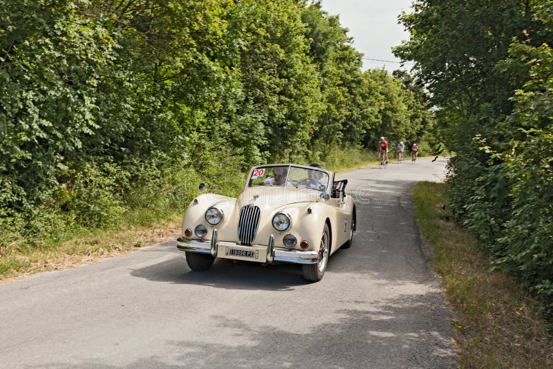 Voiture Jaguar XK 140 DHC de vintage photographie stock libre de droits Voiture Jaguar XK 140 DHC de vintage photographie stock libre de droits
