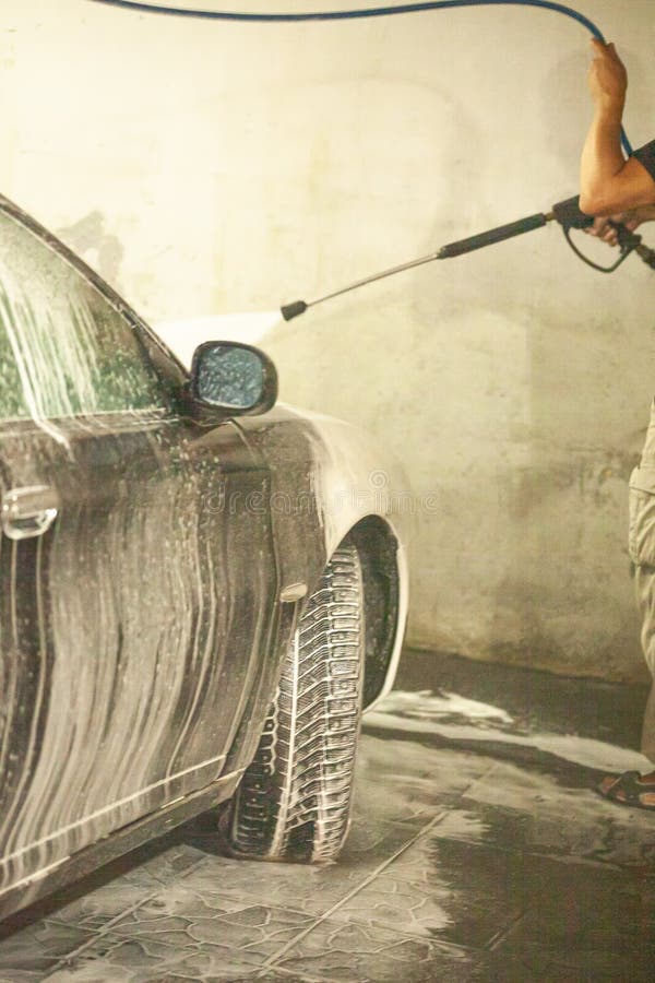 Voiture Noire Se Laver Avec Du Savon. Image stock Image du savonner