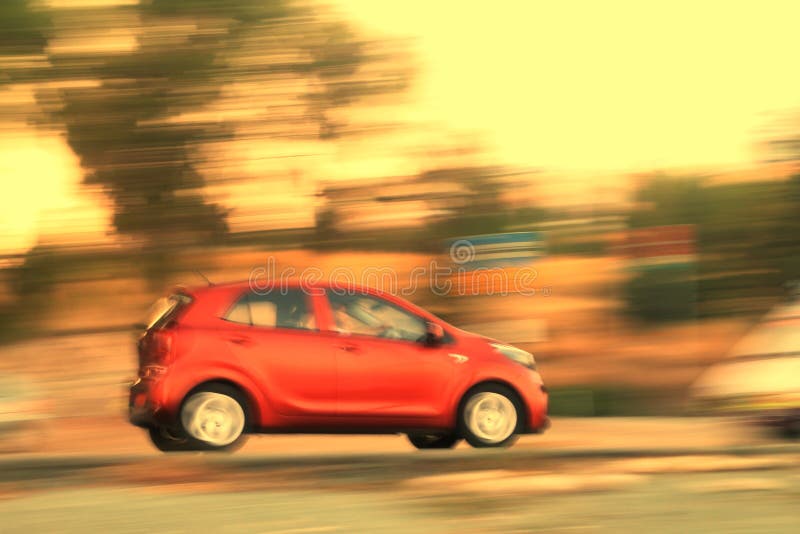 Voiture rouge en mouvement sur une route image libre de droits Voiture rouge en mouvement sur une route image libre de droits