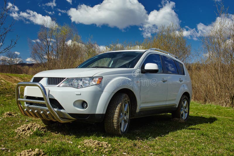 Voiture tous terrains blanche de terrain images stock Voiture tous terrains blanche de terrain images stock