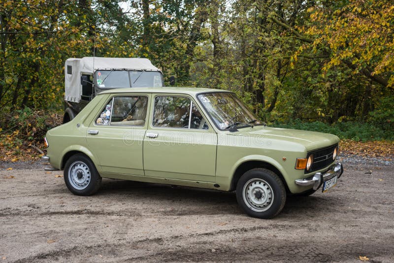 voiture-verte-classique-zastava-gar%C3%A