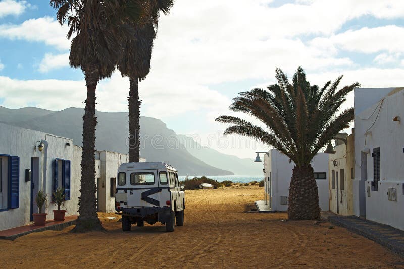 Voiture 4WD dans le village espagnol images stock Voiture 4WD dans le village espagnol images stock