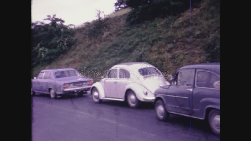 Voitures anciennes remorquant et conduisant à Venise Italie 1971 banque de vidéos
