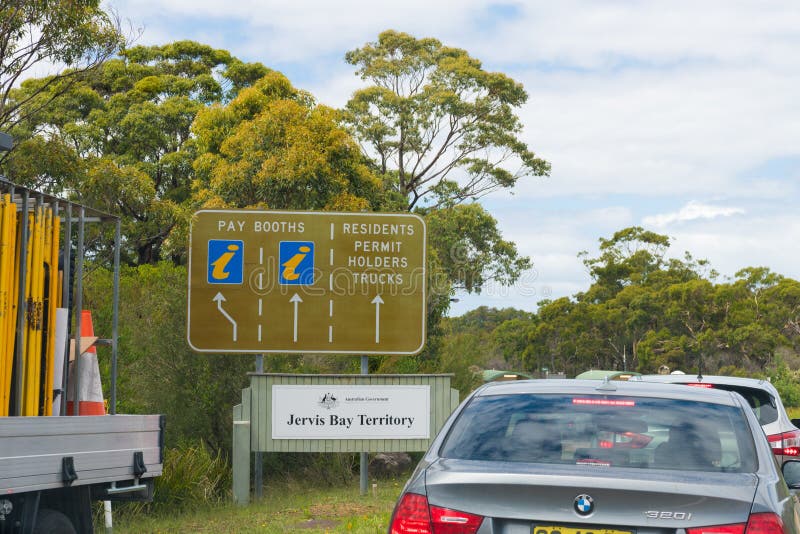 Voitures attendant dans la file d'attente des passages de parc au point d'entrée en Jervis Bay National Park, un du bord de la me photos libres de droits Voitures attendant dans la file d'attente des passages de parc au point d'entrée en Jervis Bay National Park, un du bord de la me photos libres de droits