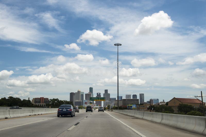 Voitures dans une route avec l'horizon de la ville de Houston à l'arrière-plan dans le Texas photo libre de droits Voitures dans une route avec l'horizon de la ville de Houston à l'arrière-plan dans le Texas photo libre de droits