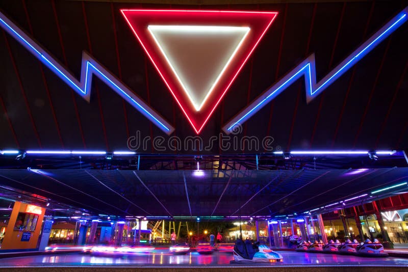 Voitures de butoir dans le mouvement en parc d'attractions photos stock Voitures de butoir dans le mouvement en parc d'attractions photos stock