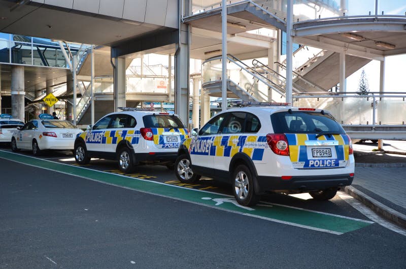 Voitures de police Aéroport international d'Oakland Quelque part en Nouvelle Zélande images libres de droits Voitures de police Aéroport international d'Oakland Quelque part en Nouvelle Zélande images libres de droits