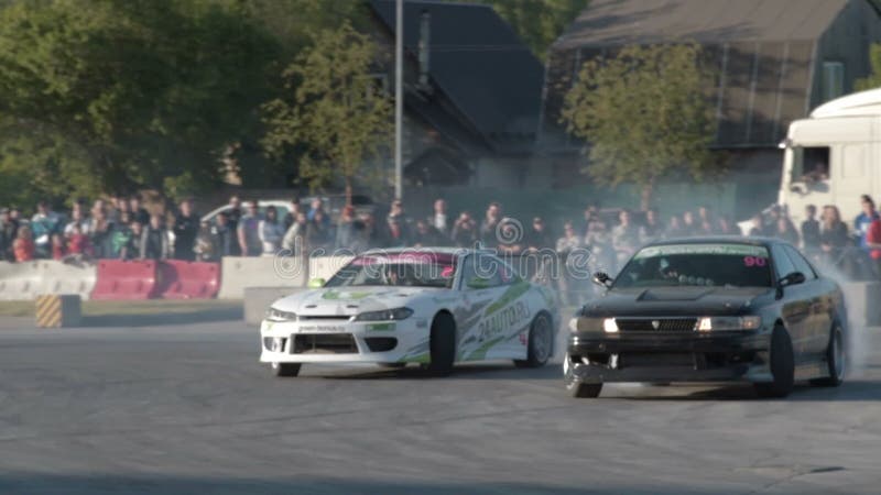 Voitures de sport concurrençant dans la dérive clips vidéos