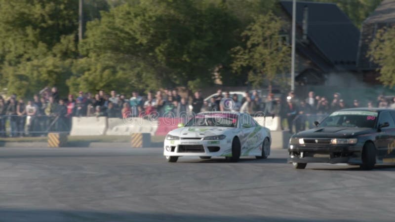 Voitures de sport concurrençant dans le championnat de dérive banque de vidéos