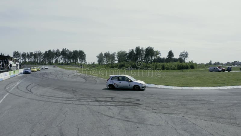 Voitures de sport concurrençant dans une course banque de vidéos