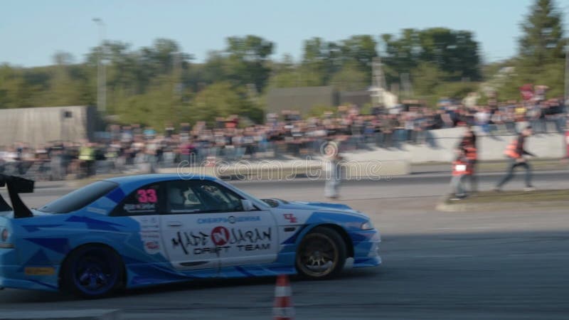 Voitures de sport dérivant sur la voie de course banque de vidéos