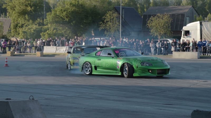 Voitures de sport sur l'exposition de dérive clips vidéos