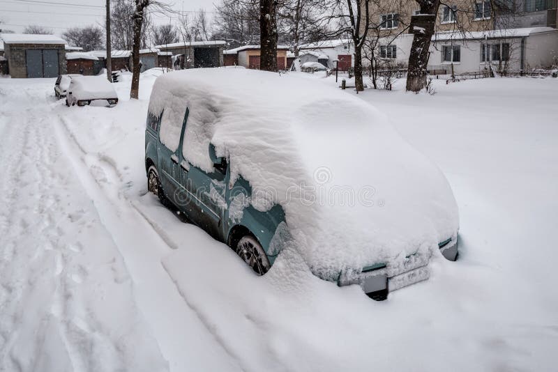 Voitures enneigées après une tempête de neige photographie stock libre de droits