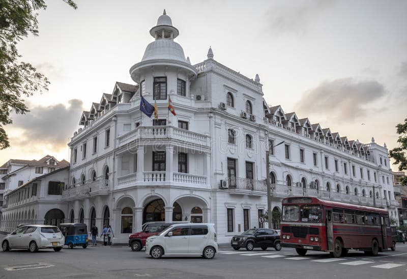 Voitures et un bus passent devant le célèbre hôtel queens à kandy au sri lanka images stock