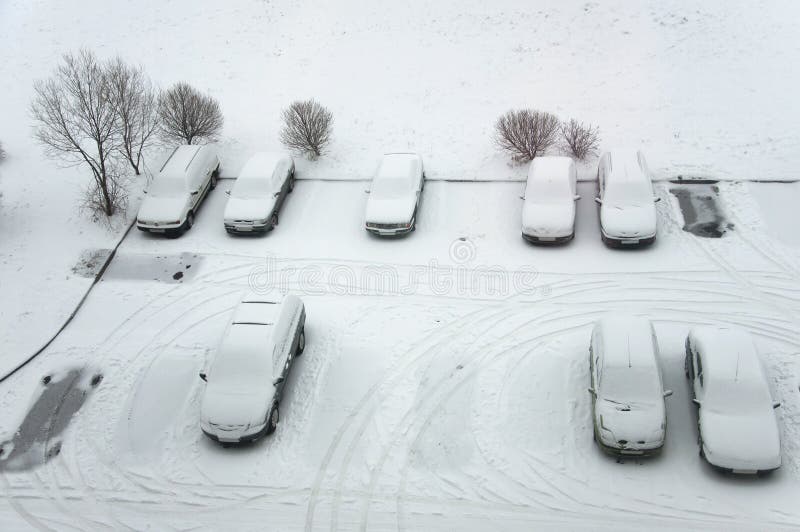 Voitures moulues de stationnement après les chutes de neige, vue d'en haut photographie stock Voitures moulues de stationnement après les chutes de neige, vue d'en haut photographie stock