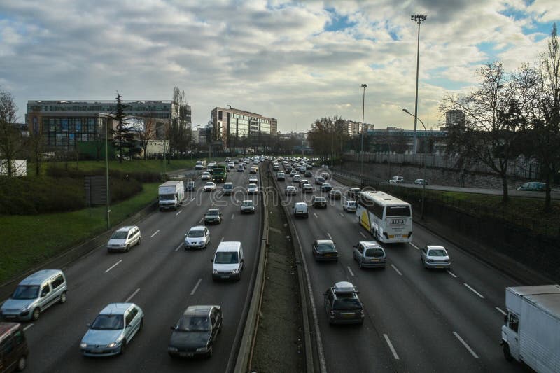 Voitures passant par sur la rocade de Peripherique de boulevard de Paris pendant l'heure de pointe Il est l'une des autoroutes ur photos stock Voitures passant par sur la rocade de Peripherique de boulevard de Paris pendant l'heure de pointe Il est l'une des autoroutes ur photos stock