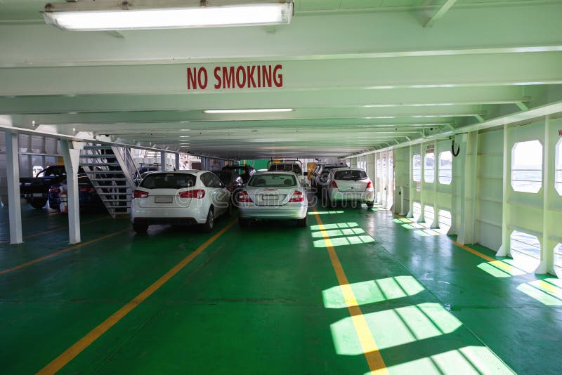 Voitures sur le ferry image stock Voitures sur le ferry image stock