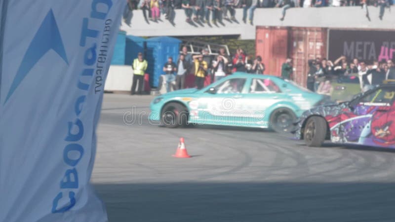 Voitures écrivant le tour pendant les courses clips vidéos