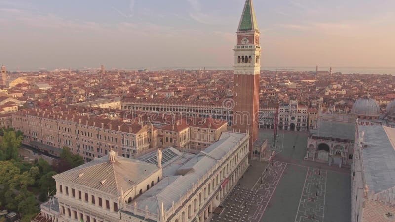 Vol aérien de bourdon au-dessus de place de San Marco et du remblai de Palais des Doges banque de vidéos