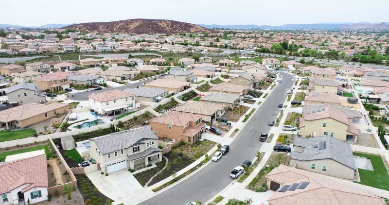 Vol aérien de drone au-dessus de belles maisons rurales de quartier clips vidéos
