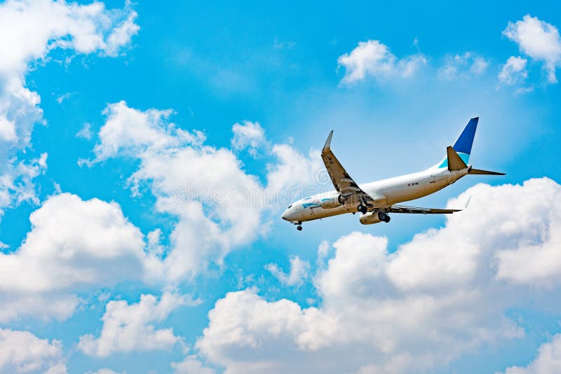 Vol d'avion de passager au-dessus des nuages image stock Vol d'avion de passager au-dessus des nuages image stock