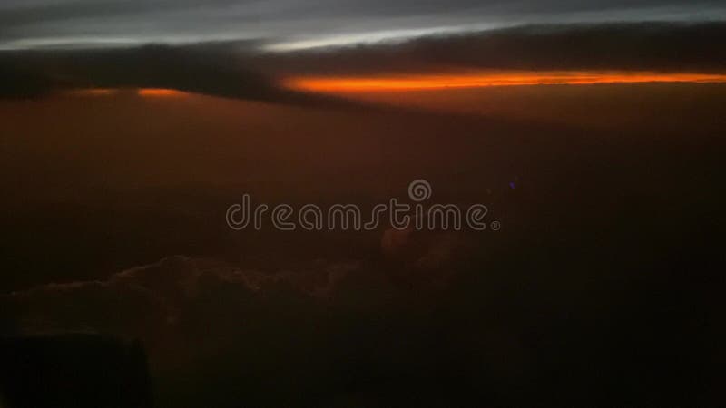 Vol dans un avion. lever ou coucher de soleil d'un avion. la vue depuis la fenêtre de l'avion clips vidéos