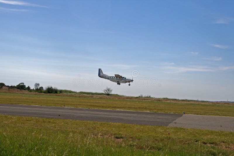 VOL DE CARAVANE DE CESSNA DEDANS photographie stock VOL DE CARAVANE DE CESSNA DEDANS photographie stock