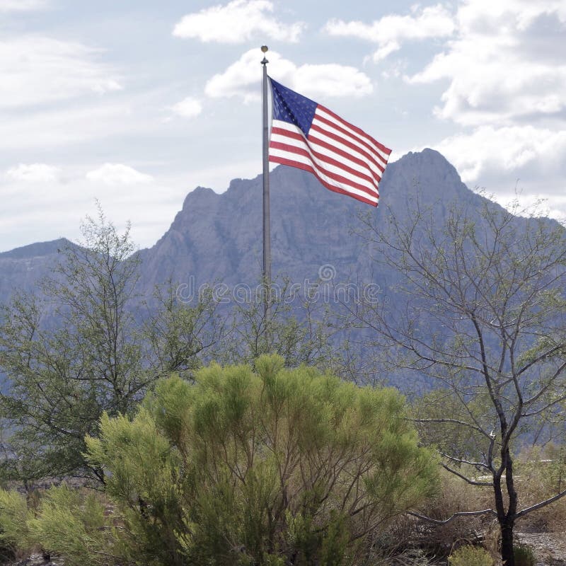 Vol de drapeau américain à la région rouge de conservation de roche, Nevada Etats-Unis photographie stock Vol de drapeau américain à la région rouge de conservation de roche, Nevada Etats-Unis photographie stock